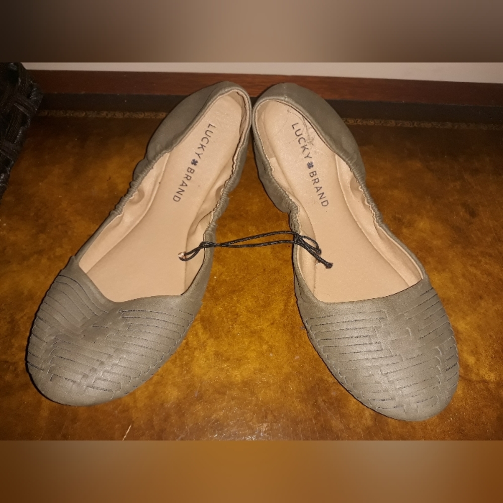 NWOT Lucky Brand Olive Green Cap Toe Flats Size 8